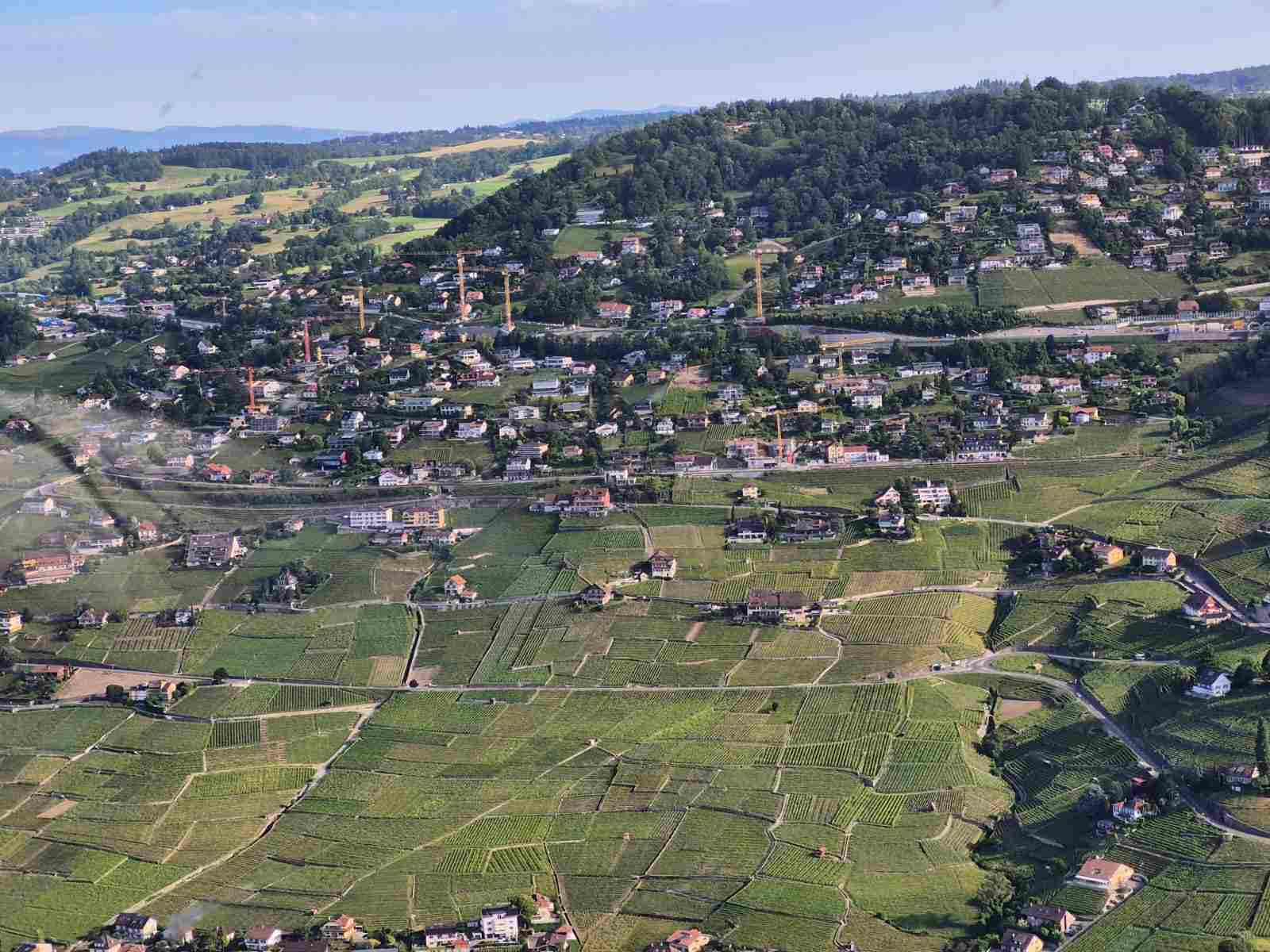 Helikopterflug über Lutry, Grandvaux, Lausanne und den Genfersee – Heli3000