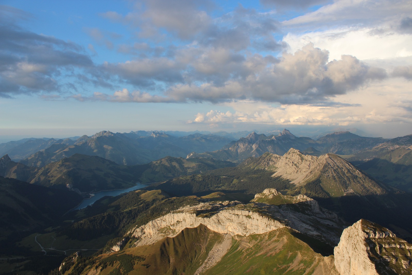 Survol en hélicoptère de la Tour d’Aï et dans les préalpes vaudoises au dessus de Leysin – Heli3000