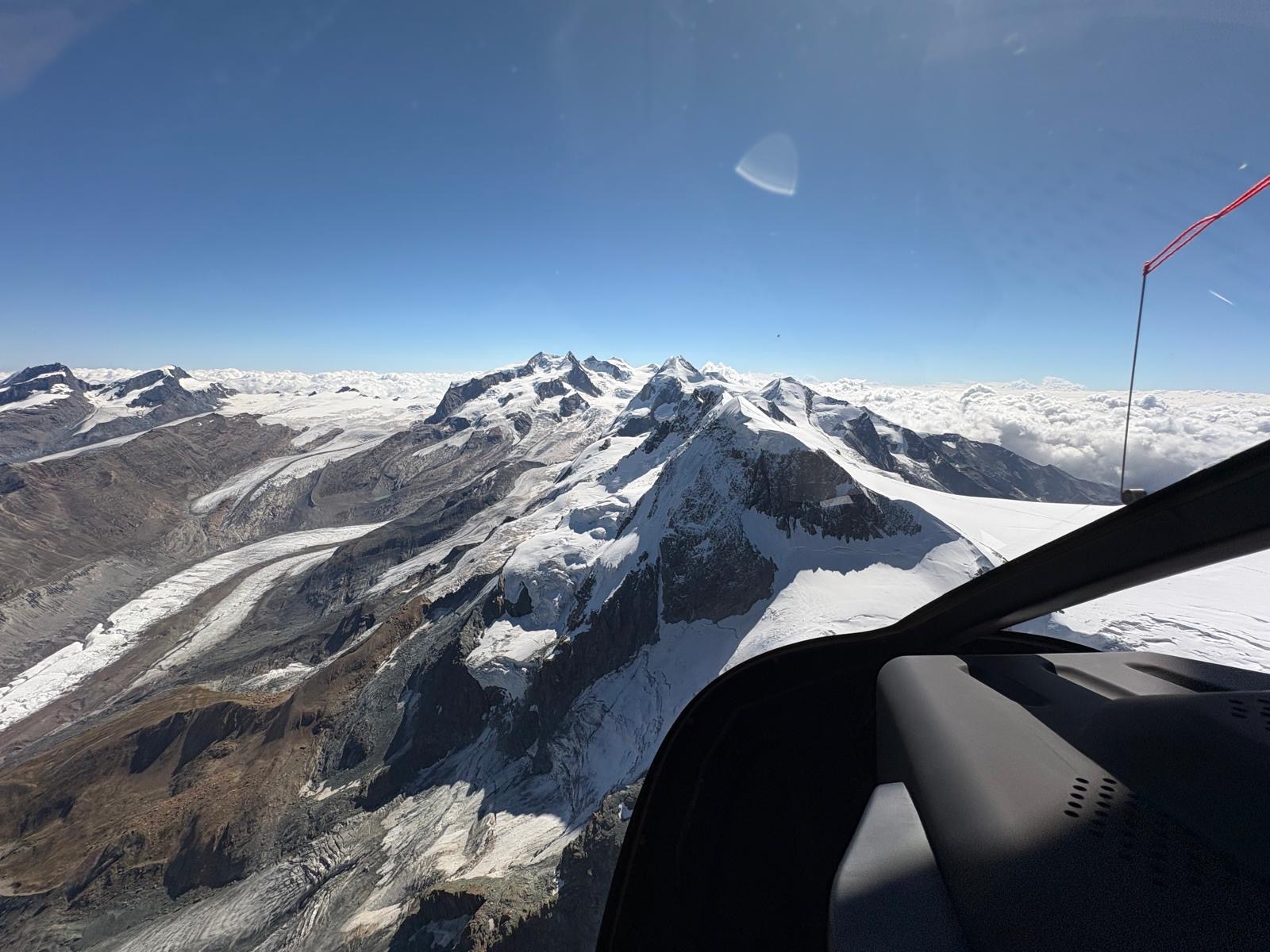 Survol en hélicoptère du Monte Rosa proche de Zermatt dans les alpes valaisannes – Alpes suisses – Heli3000