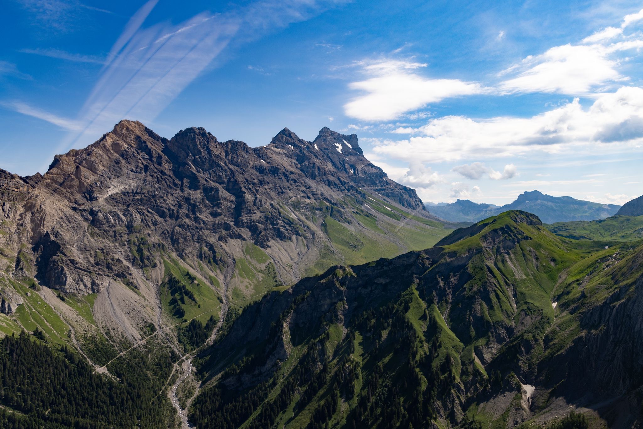 Tour en hélicoptère au-dessus du Pas de Cheville proche de Gryon dans les alpes vaudoises – Alpes suisses – Heli3000