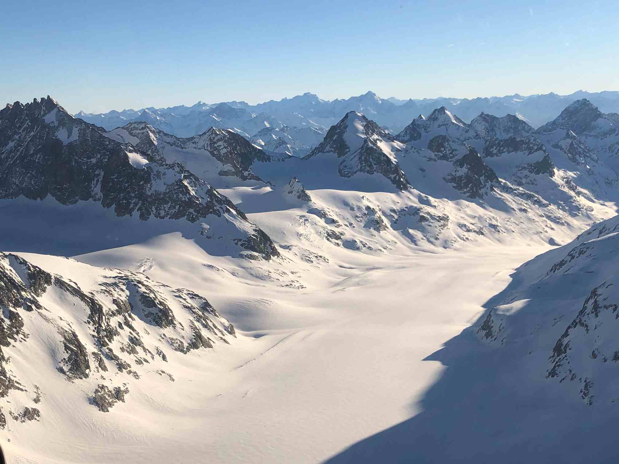 Vol en hélicoptère au-dessus des Alpes valaisannes et glacier comme bon cadeau – Heli3000 Bex