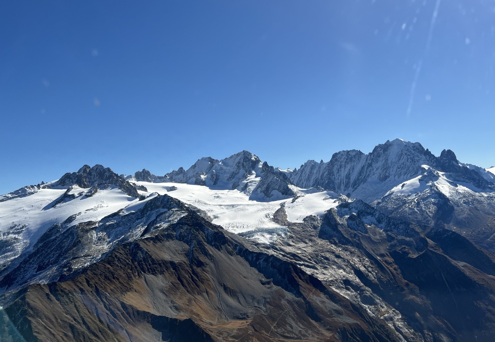 Expérience de vol en hélicoptère dans les Alpes suisses proche de Trient comme vol sur mesure – Heli3000