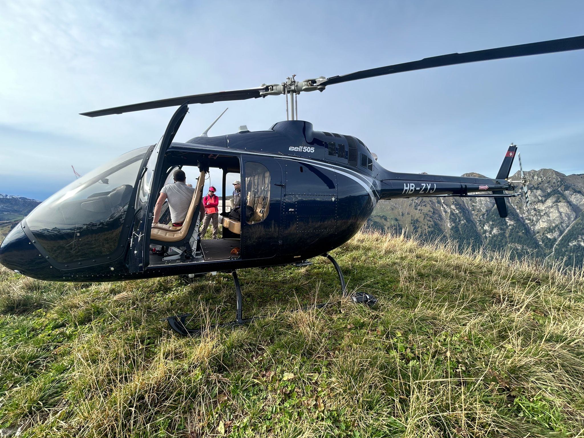 Atterrissage en montagne Wallig avec hélicoptère dans les préalpes bernoises à côté de Gstaad und Saanen – Heli3000