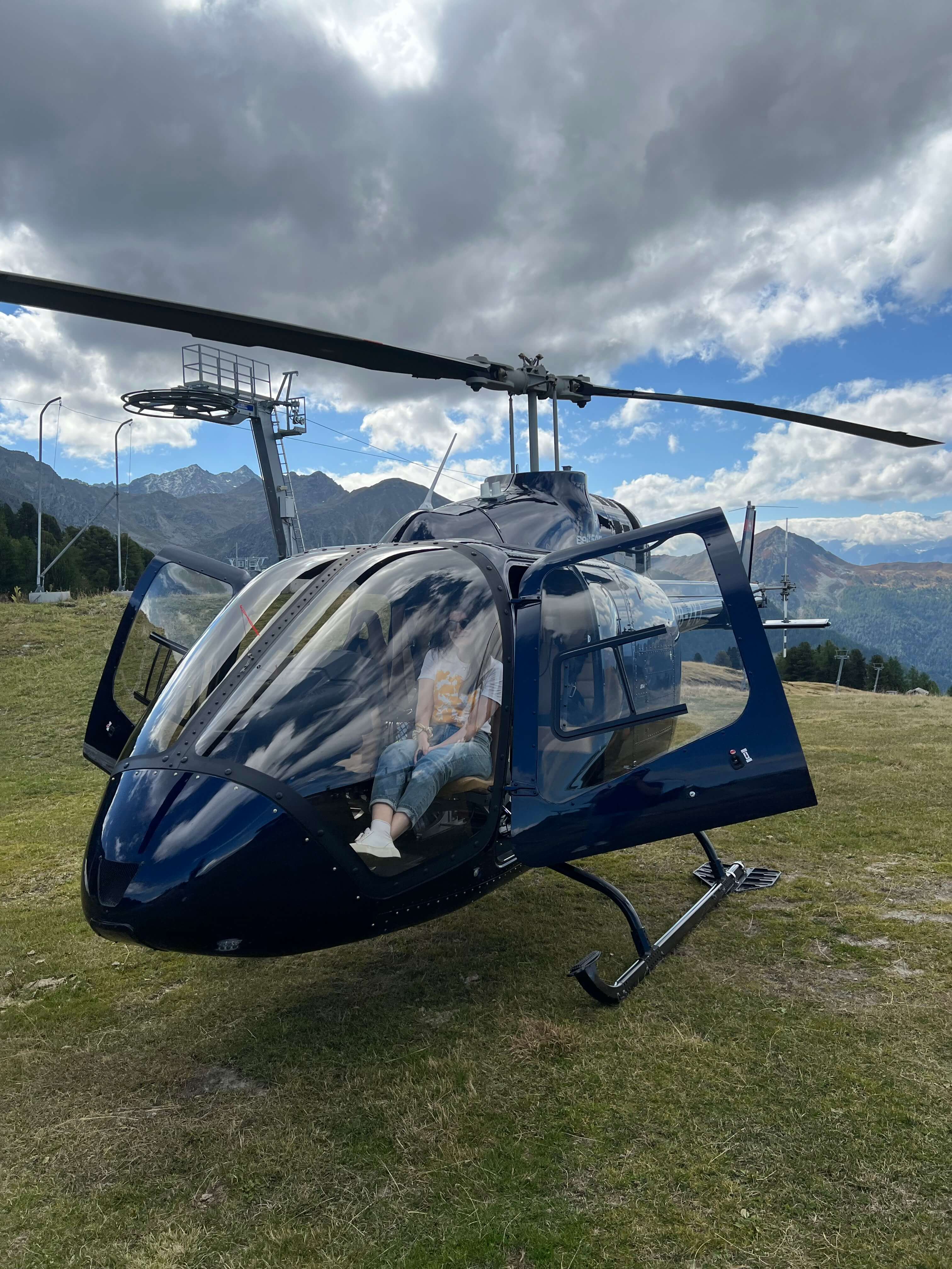 Hélicoptère atterrissant à Tracouet (Nendaz) dans les alpes valaisannes proche de Verbier – Heli3000