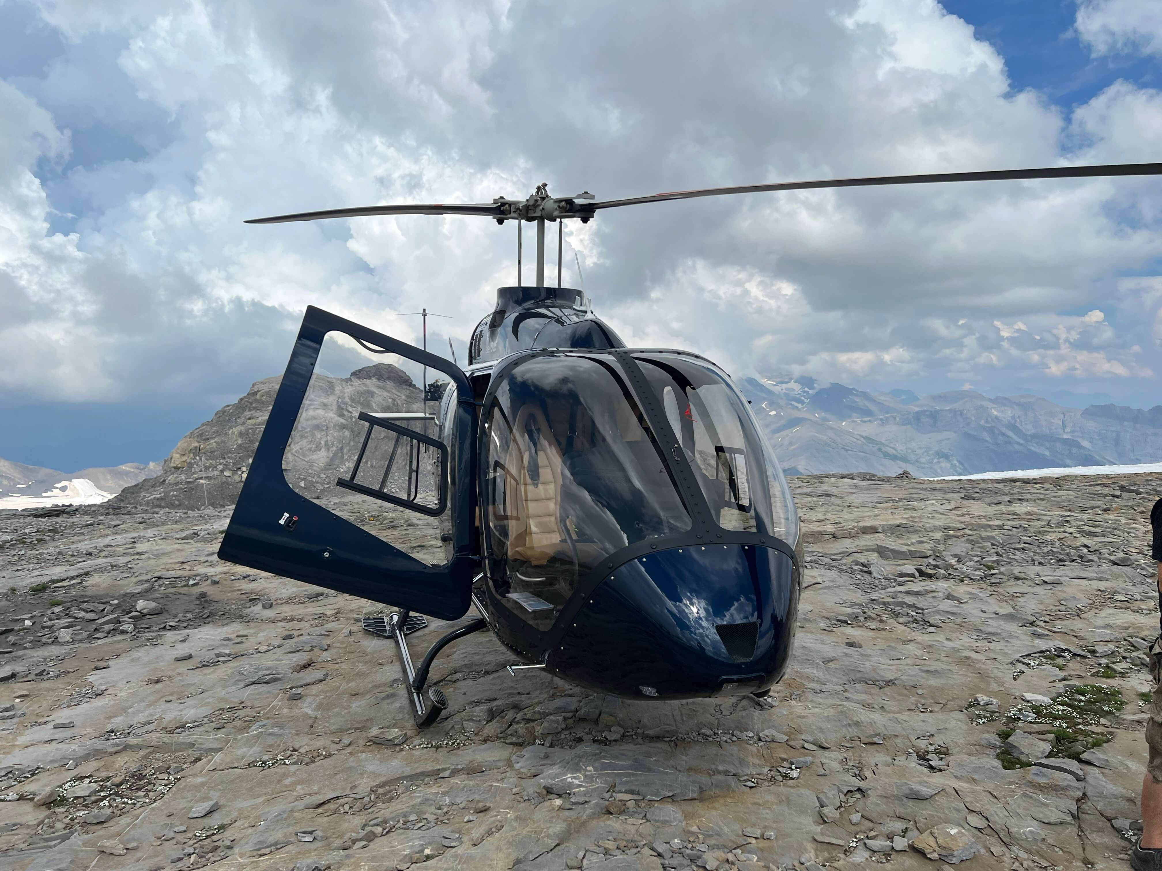 Atterrissage en montagne en hélicoptère au Glacier 3000 dans les alpes bernoises, vaudoises et valaisannes – Heli3000
