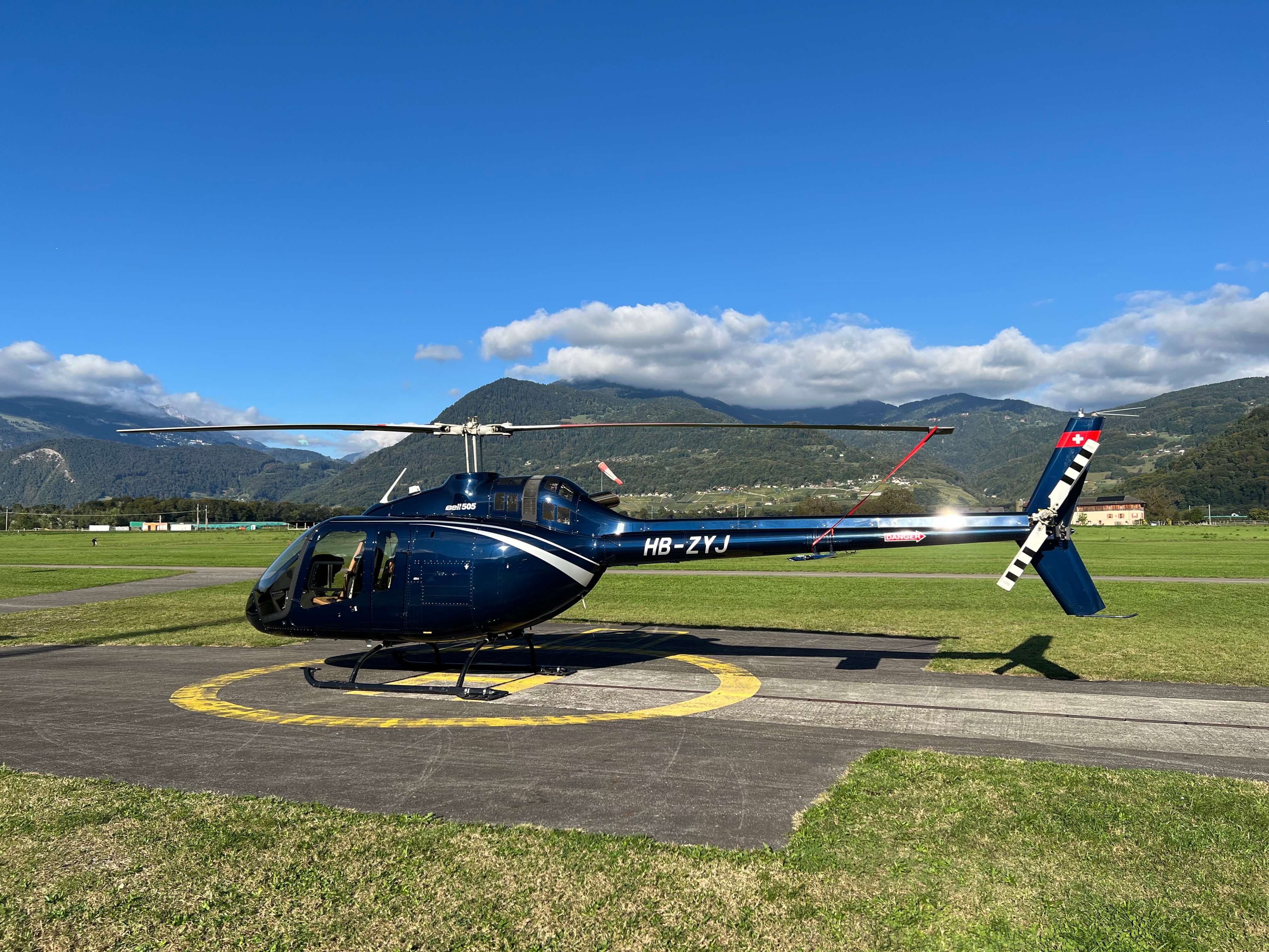 Hélicoptère prêt pour décollage à Bex pour un anniversaire avec un bon cadeau – Heli3000