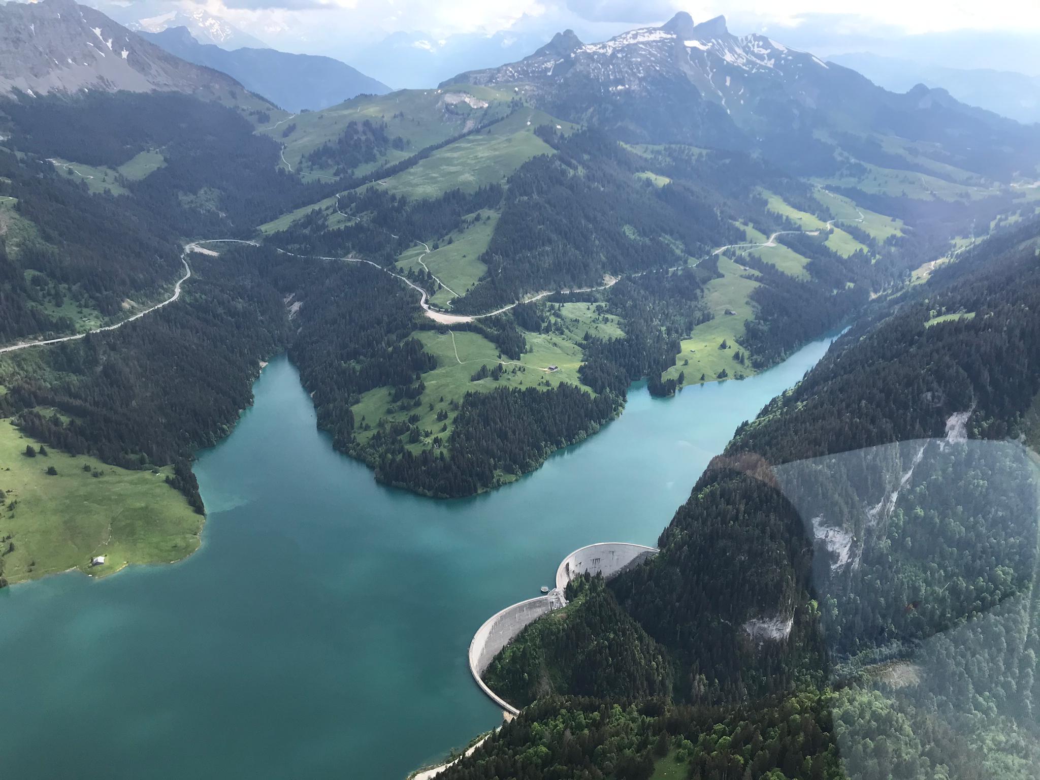 Vue aérienne du Lac de l’Hongrin dans le canton de vaud à côté du col des mosses en hélicoptère – Heli3000