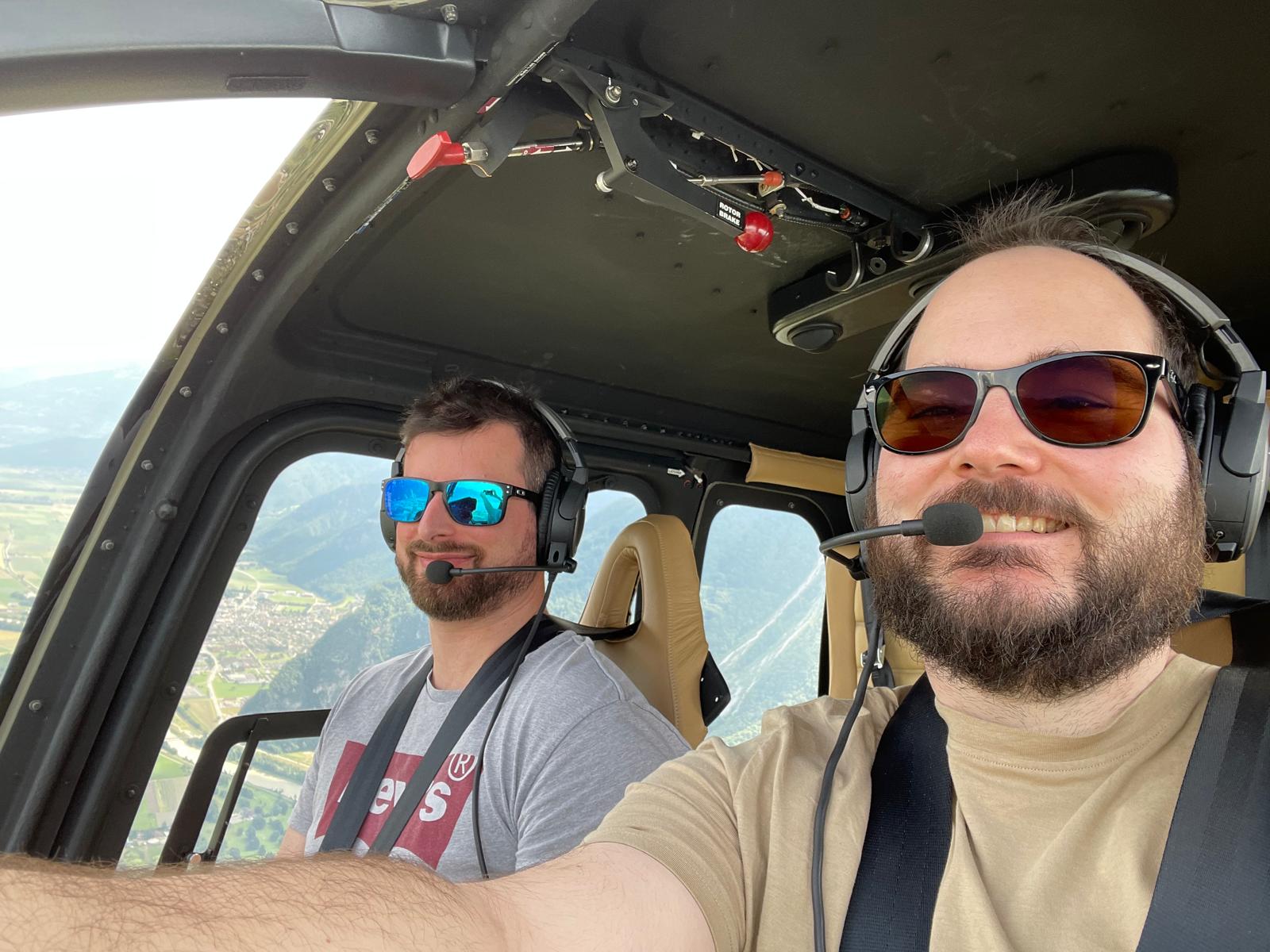 Vue cockpit pendant un vol en hélicoptère dans le chablais a cote d'Aigle dans les alpes vaudoises – Alpes suisses – Heli3000