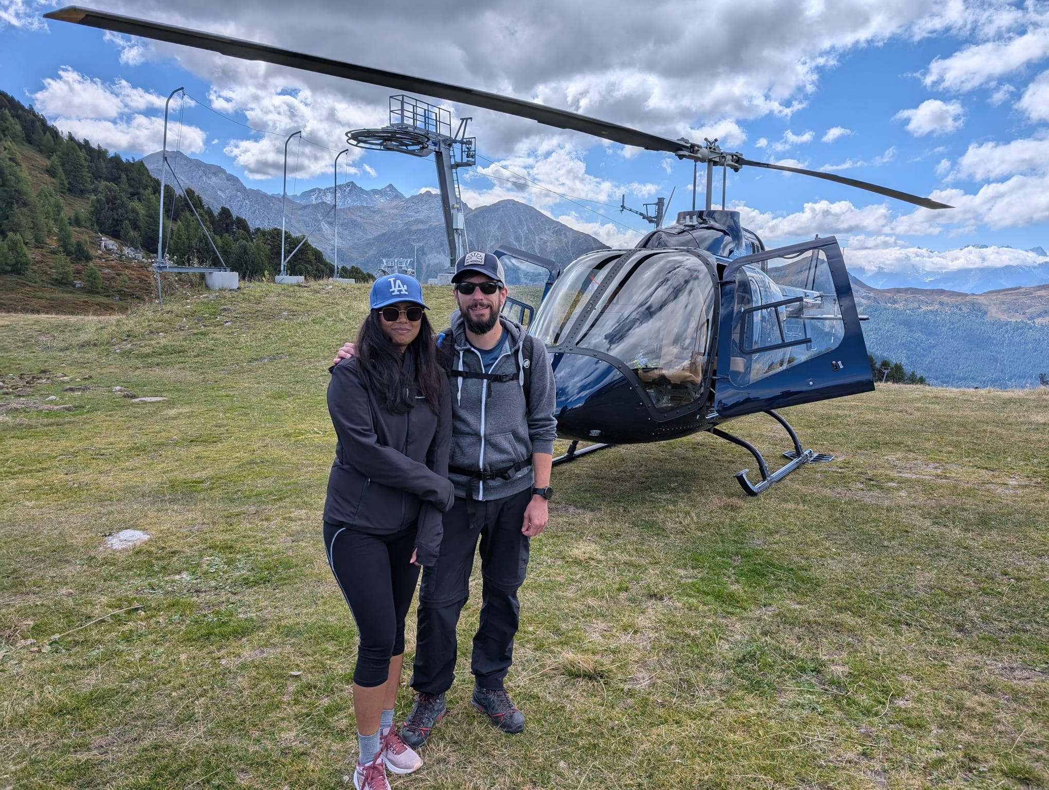 Couple devant l’hélicoptère à Tracouet (Nendaz) dans les alpes valaisannes – souvenir de vol – Heli3000