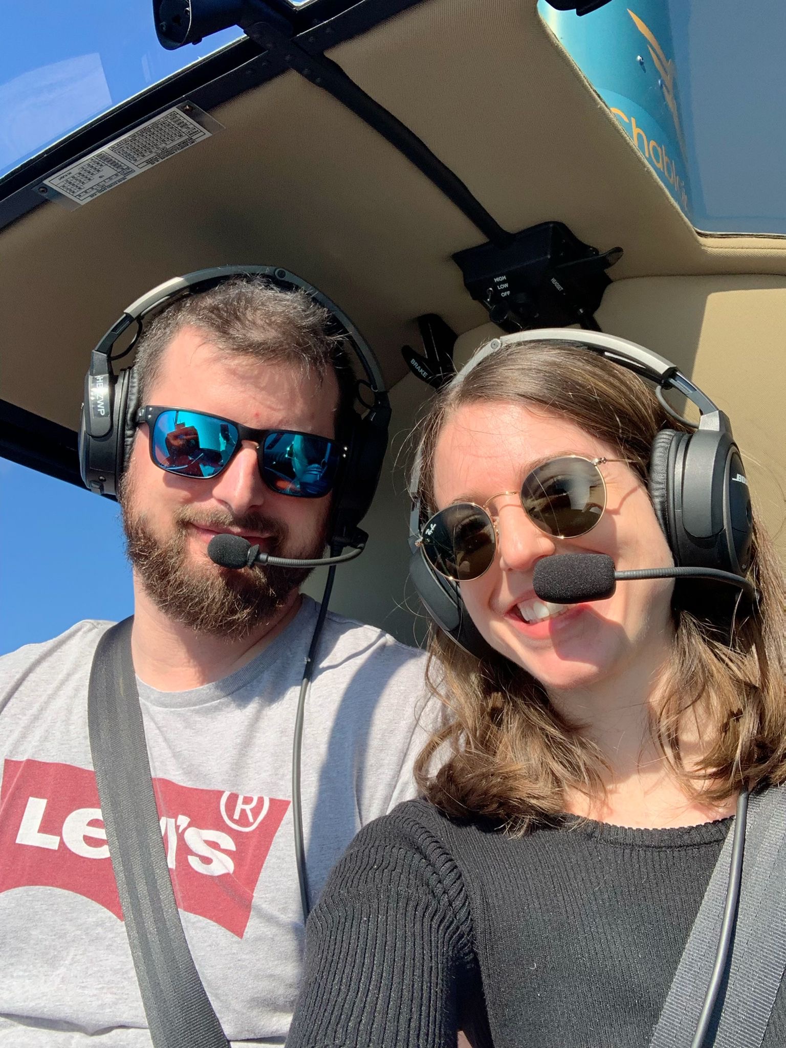 Passagers heureux profitant d’un vol en hélicoptère privé pour 2 personnes sur Leysin, Lausanne et le Lavaux dans le canton de Vaud – Heli3000