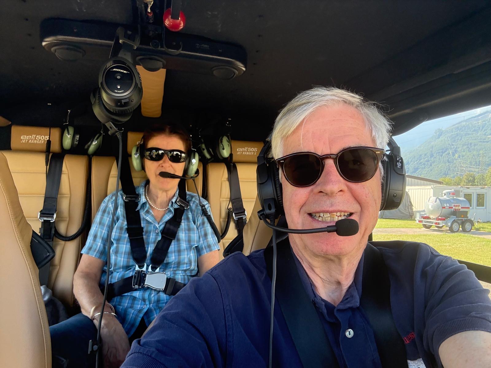 Expérience en hélicoptère avec passagers souriants a Lausanne, Vevey, Montreux et Leman dans le canton du vaud – Alpes suisses – Heli3000