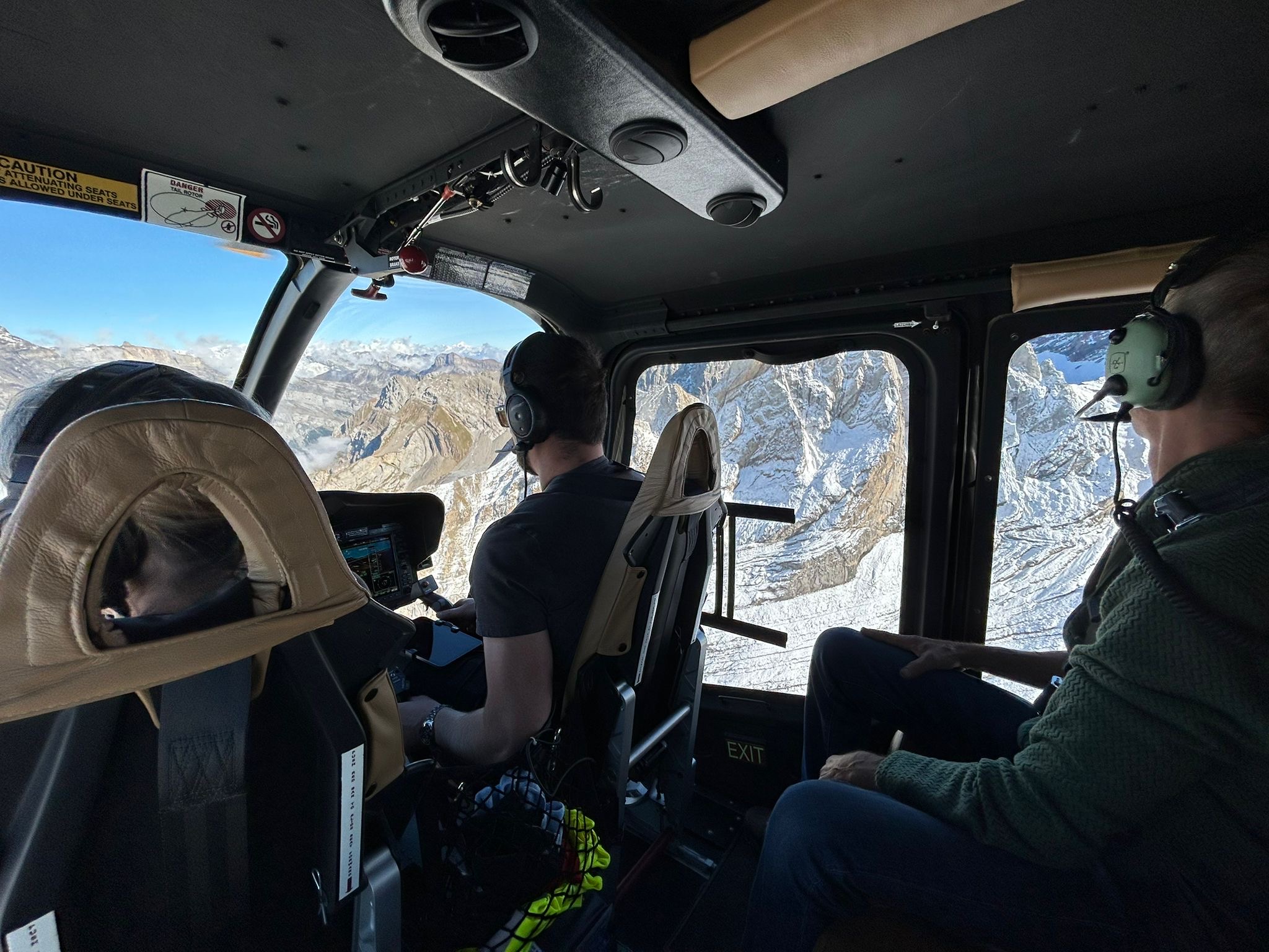 Intérieur de l’hélicoptère – passagers admirant les Alpes suisses pour un vol anniversaire pour 2 personnes au glacier3000 – Heli3000