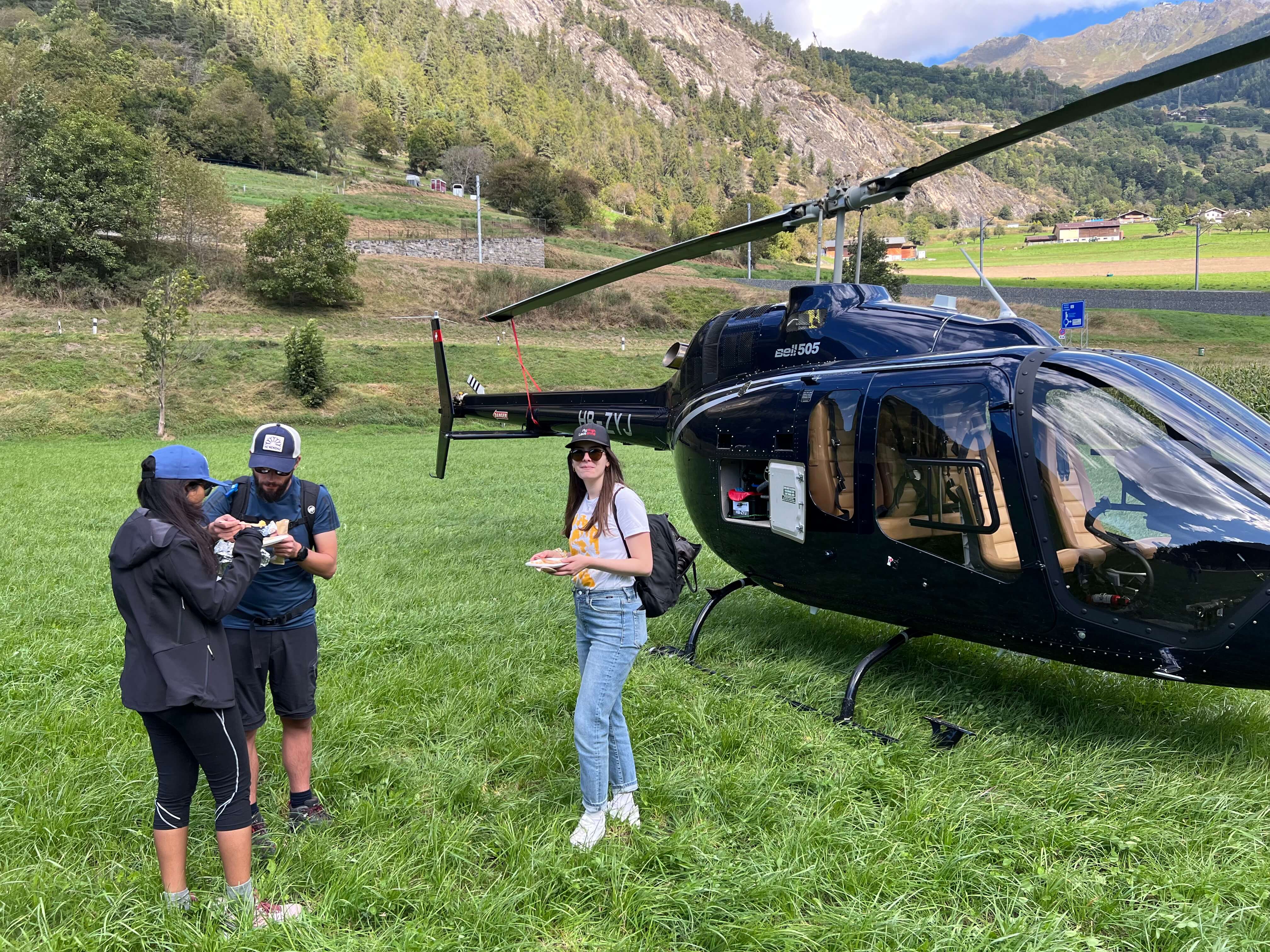 Atterrissage en Val de Bagnes pour une raclette en hélicoptère proche de Verbier dans le canton du valais – Heli3000