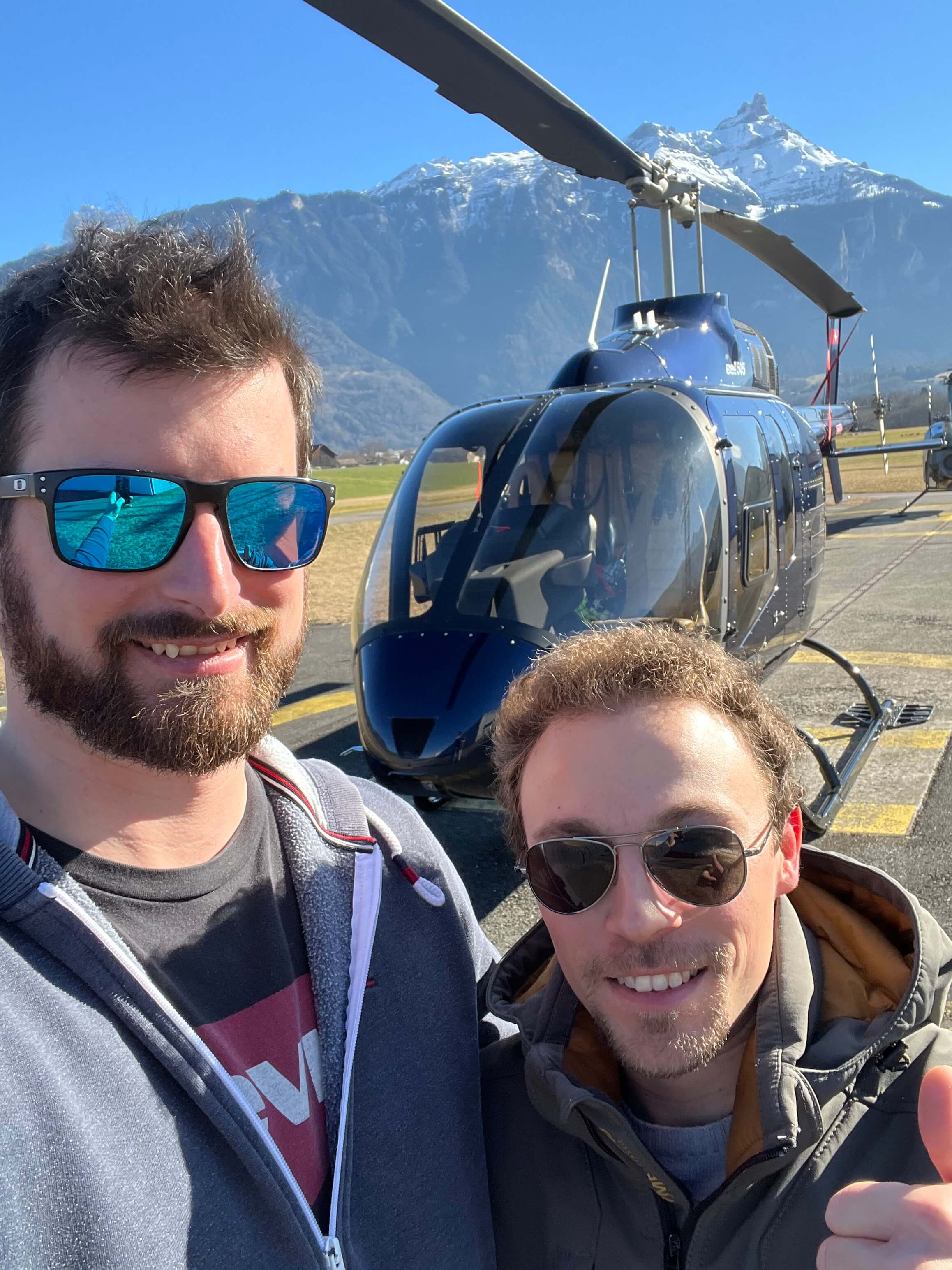 Passagers profitant d’un vol panoramique en hélicoptère vers Zermatt pour le Cervin pour un vol helicoptere pour 2 personnes – Heli3000