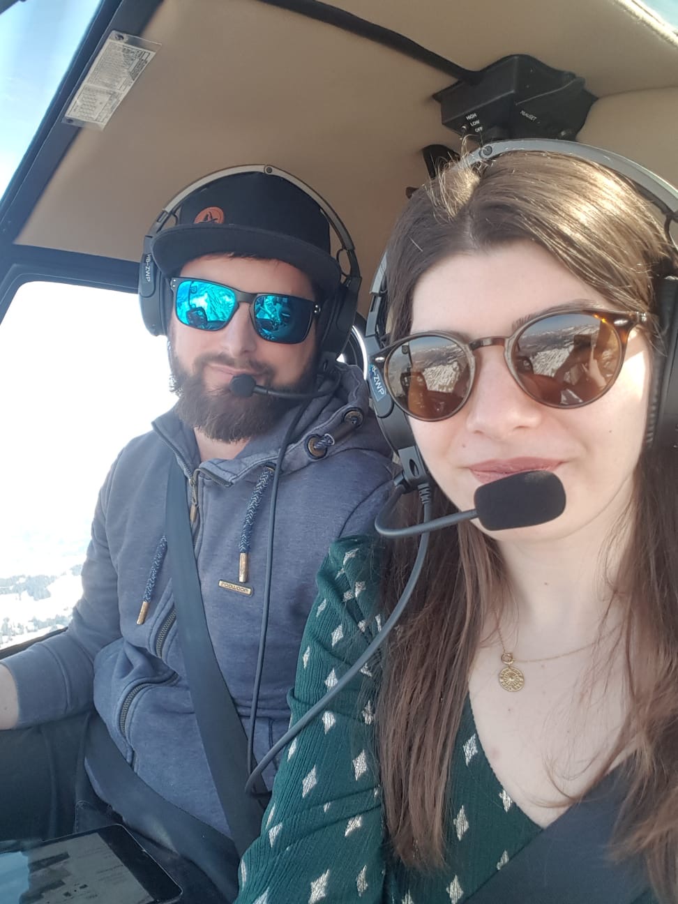 Passagers en hélicoptère au-dessus des Alpes valaisannes pour un vol helico pour 2 personnes au dessus des dents du midi – Heli3000