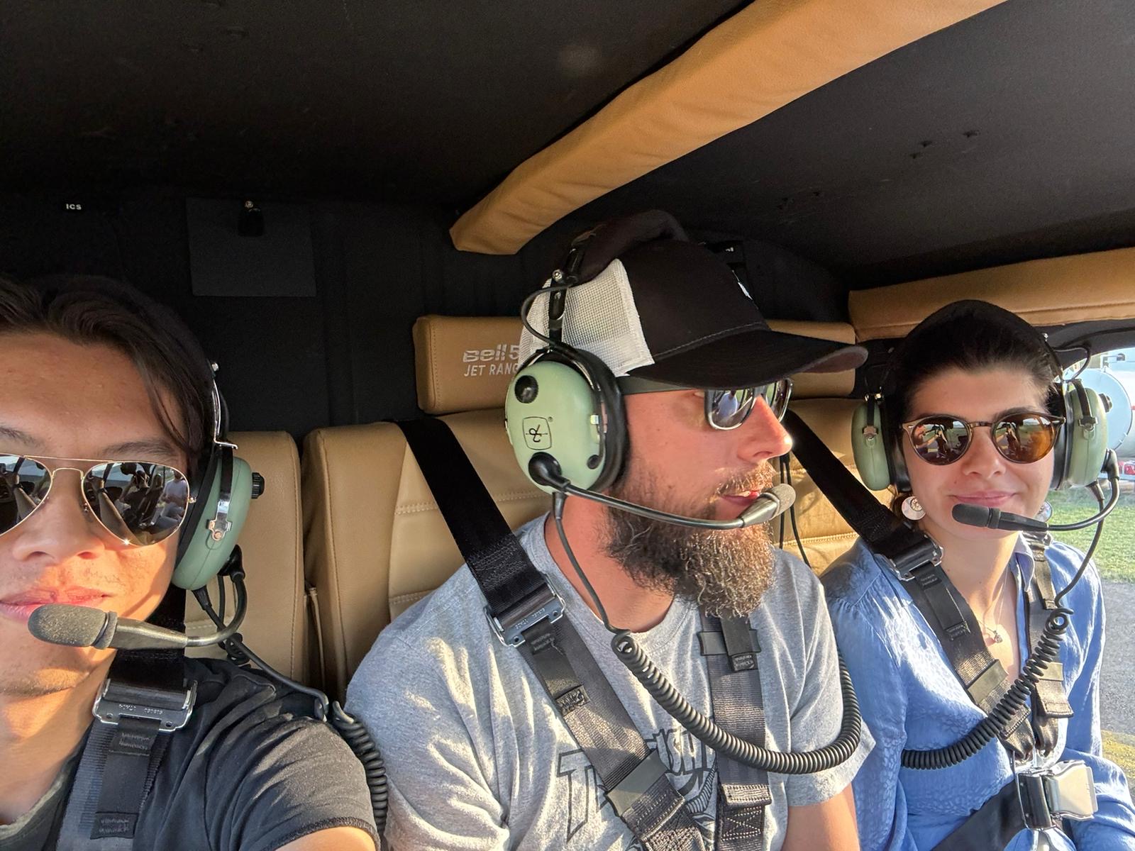 Sourires à bord d’un hélicoptère privé dans les Alpes pour un cadeau parfaitp pour un groupe de 4 personnes au dessus de Villars – Heli3000