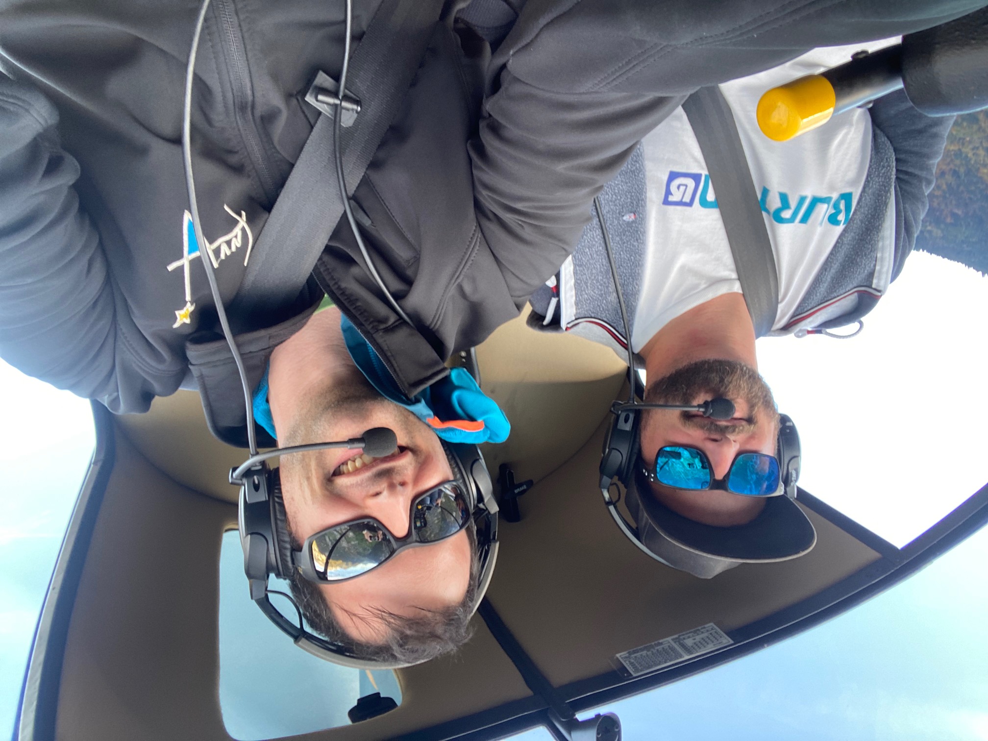 Passagers souriants lors d’un vol en hélicoptère dans les Alpes a Leysin pour 2 personnes – Heli3000