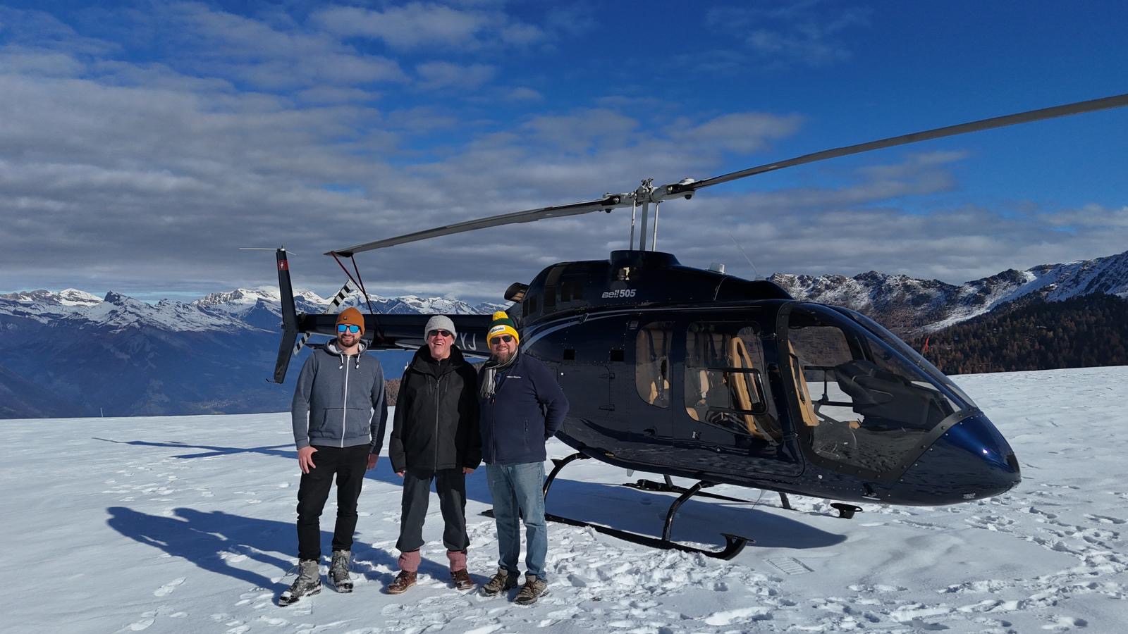 Photo souvenir de passagers devant l’hélicoptère a Croix de coeur au dessus de Verbier dans le canton de valais – Alpes suisses – Heli3000