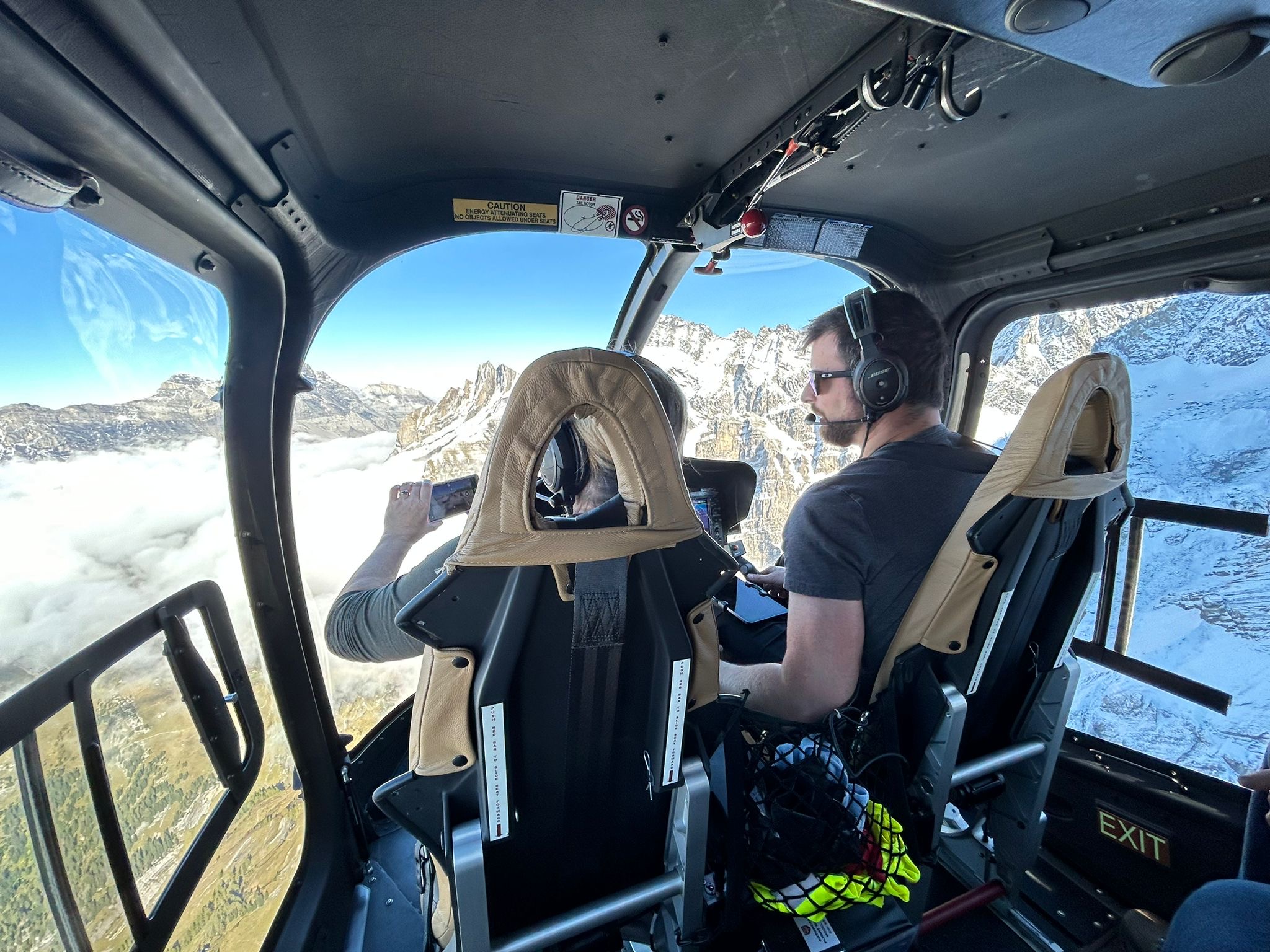 Vue aérienne spectaculaire depuis un vol en hélicoptère au Glacier3000 au dessus de Gryon dans le canton du vaud – Heli3000