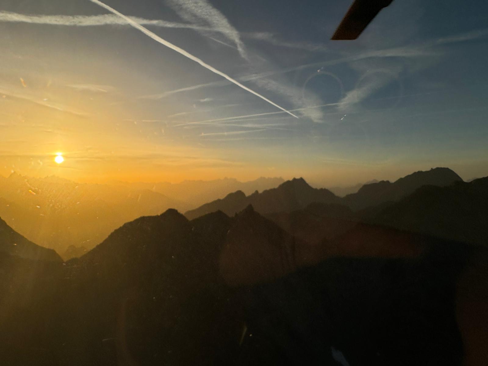 Vol en hélicoptère au coucher du soleil au-dessus des Dents du Midi à côté de Bex dans le canton du valais – Heli3000