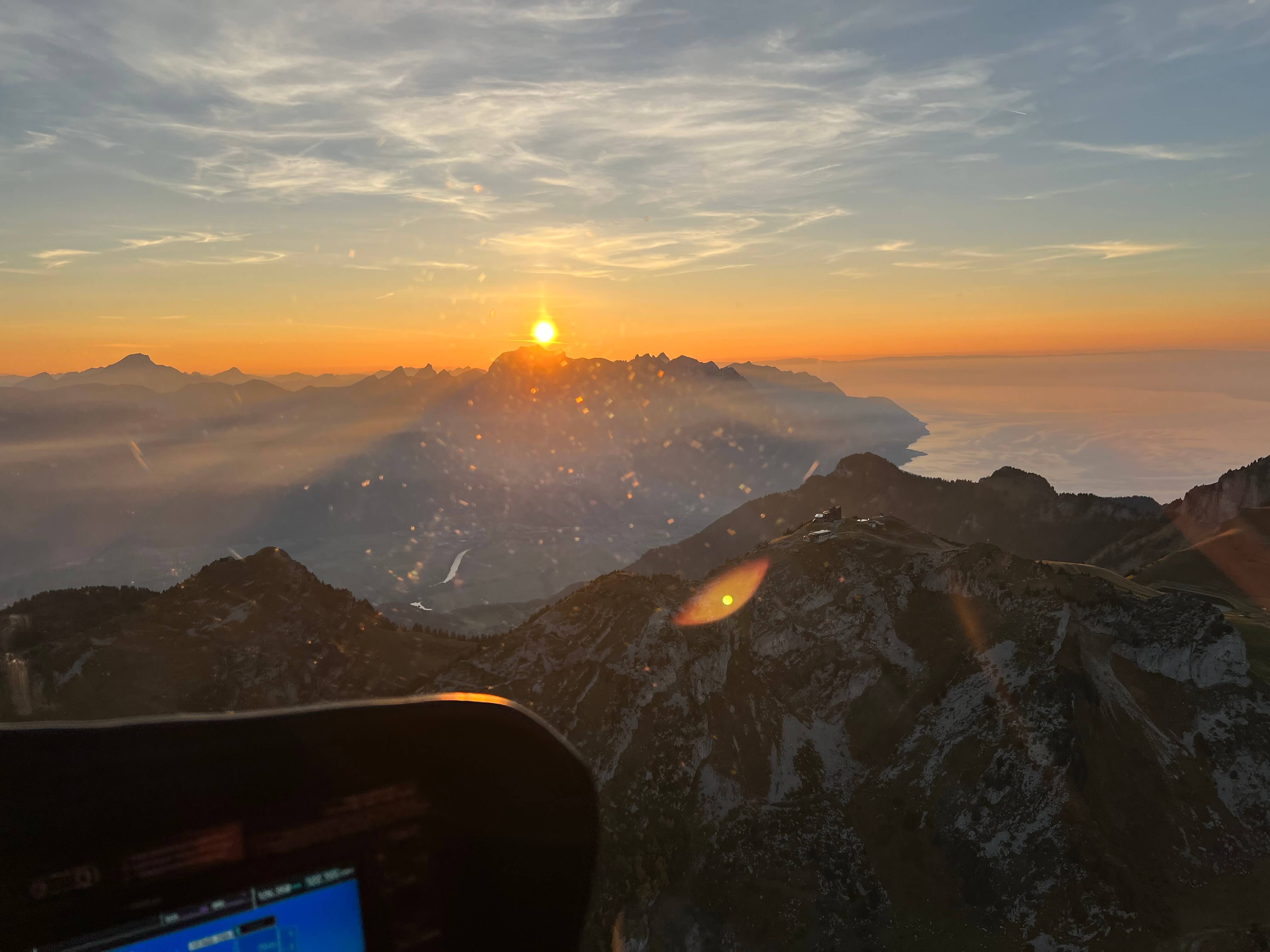 Vol en hélicoptère au coucher du soleil au-dessus de Leysin (Kuklos) proche de Rochers de Naye dans les alpes vaudoises – Heli3000